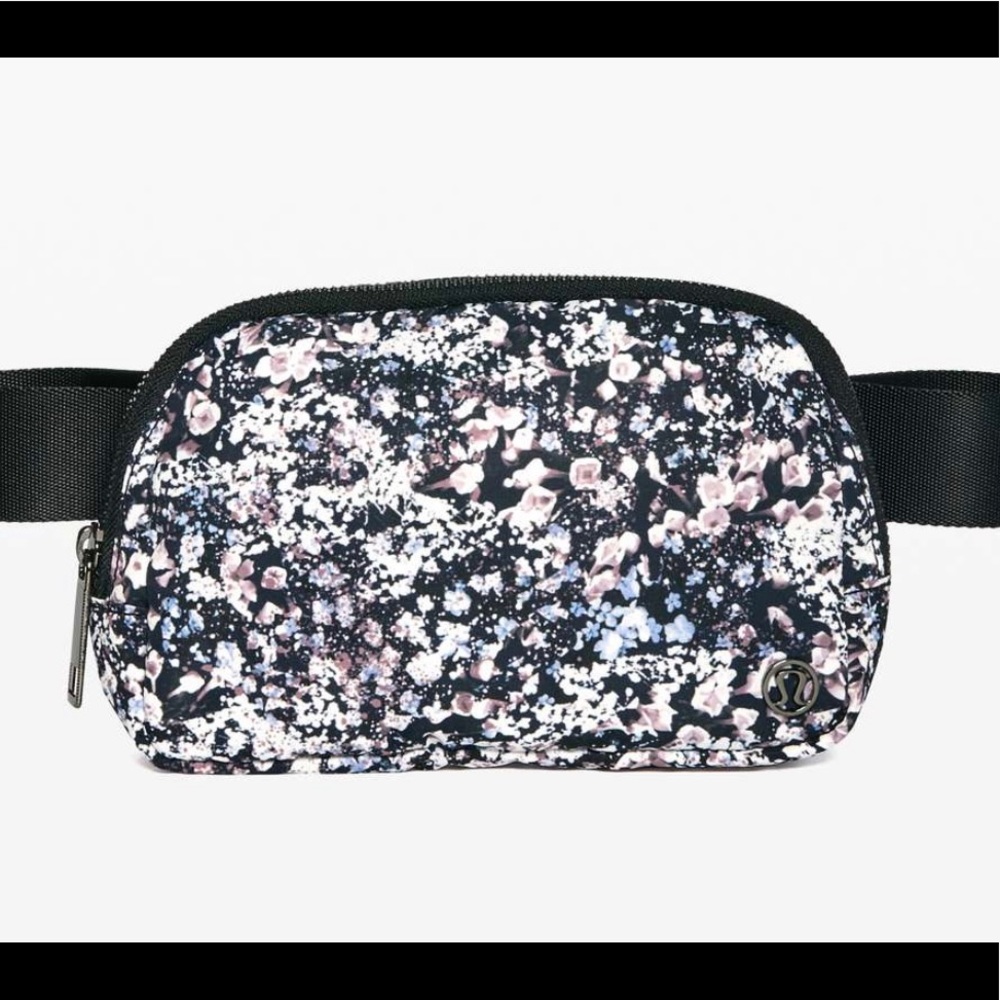 Lululemon everywhere bag
